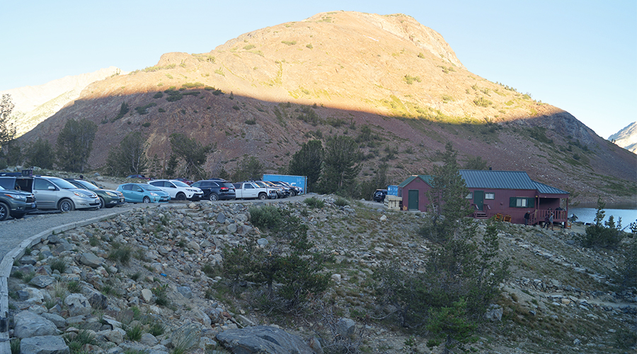 full parking lot at twenty lakes basin trail