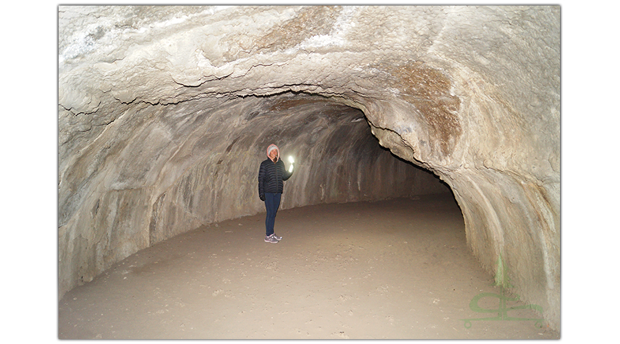 walls and curves in the lava tube