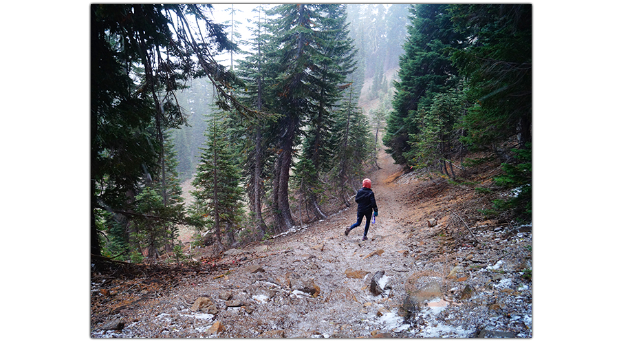 beautiful snow on the ridge lakes trail