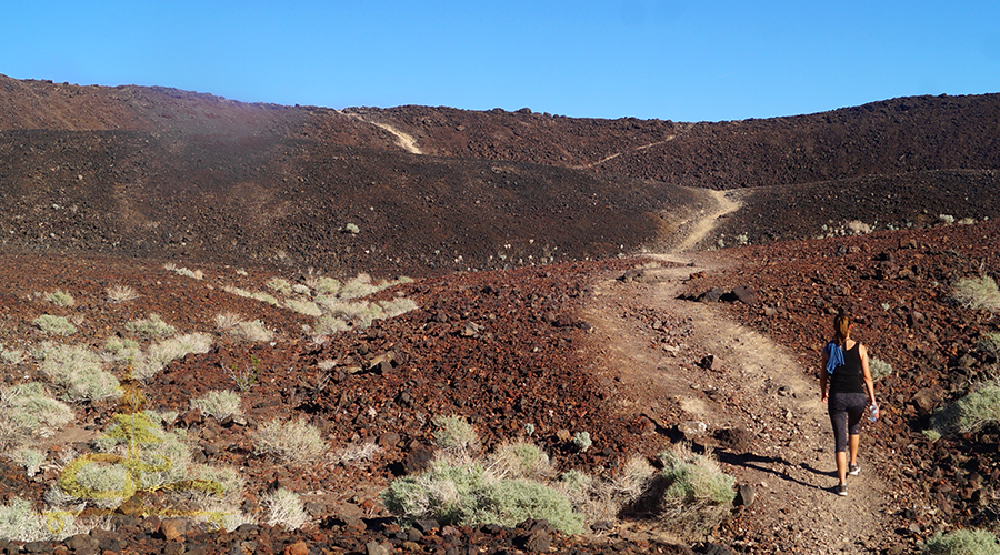 trails to the top of amboy crater