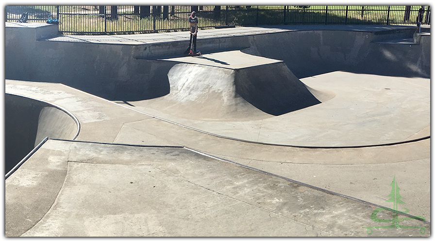 box feature in the large bowl at fox glenn skatepark