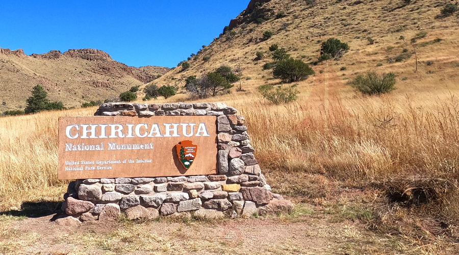 entrance sign to chiricahua national monument