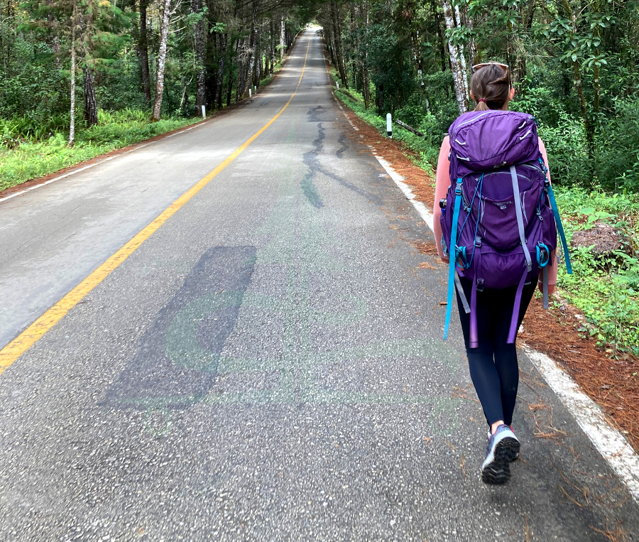 walking to lagos de montebello 