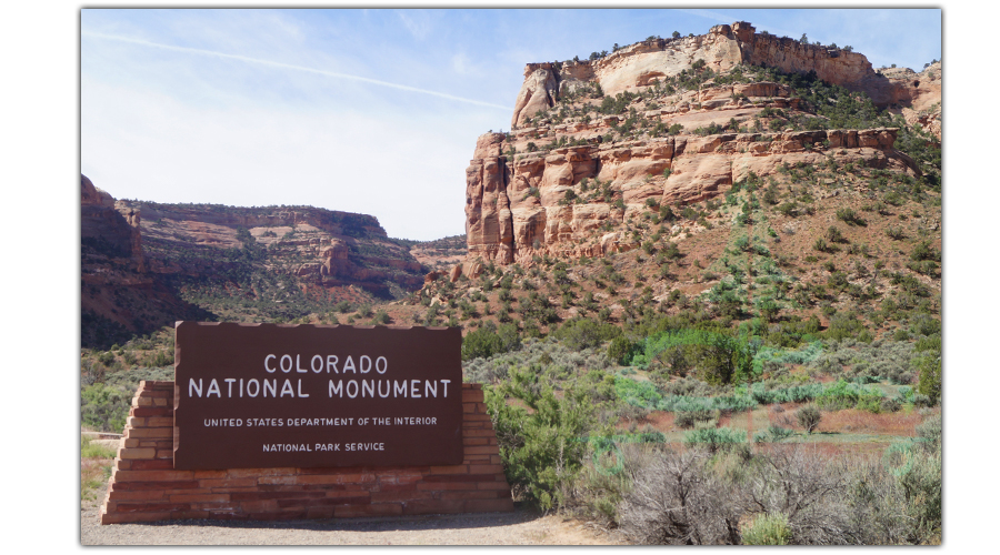 colorado national monument entrance sign