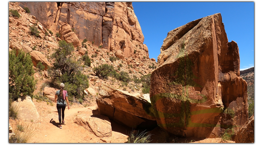 big boulders on lower monument canyon loop trail