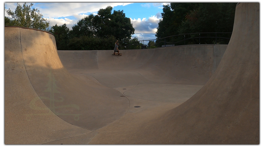 longboarding the large bowl at the skaetepark 